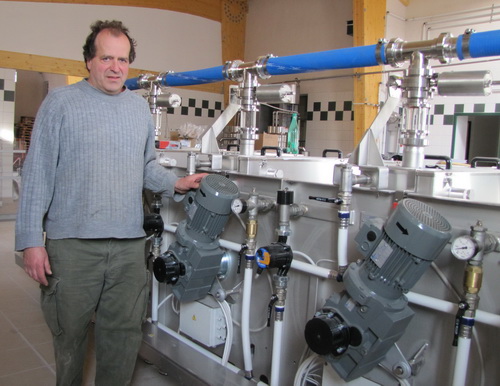 Michel Fayant devant ses nouvelles centrifugeuses