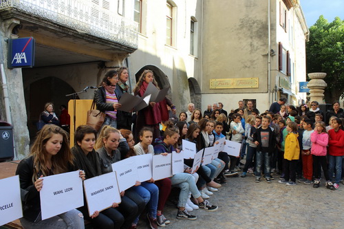 Devant les écoliers et collégiens, le groupe vocal Tzarik a interprété le chant de la résistance juive du ghetto de Varsovie.